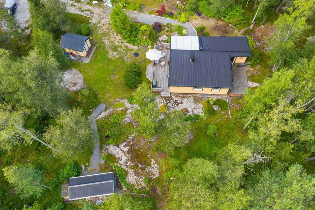 Tillbyggnad veranda runt 2 planshus. Sollentuna Häggvik